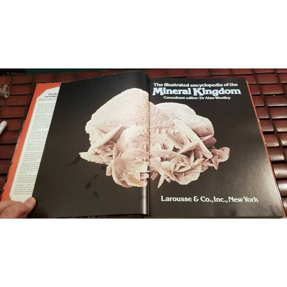 The Illustrated Encyclopedia of the Mineral Kingdom Dr. Alan Woolley Editor - Picture 4 of 5
